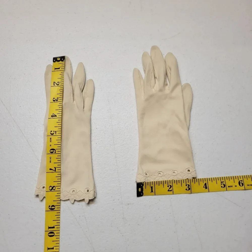 Vintage Ladies Cream Scalloped Eyelet Edge Dress Gloves